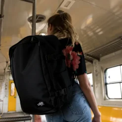 CabinZero Classic Plus 42L absolute black