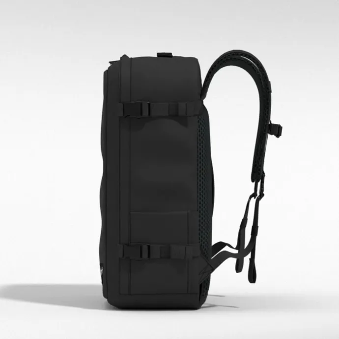 CabinZero Classic Plus 42L absolute black